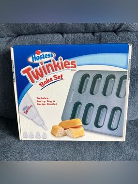 Hostess Twinkies Bake Set NEW Unopened With Pan, Pastry Bag & Recipe Booklet